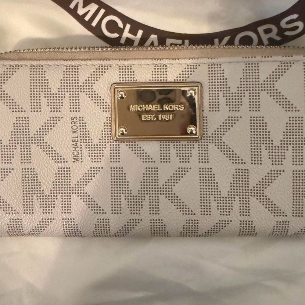 Michael Kors Jet Set Beige Wallet ( Matches Purse )